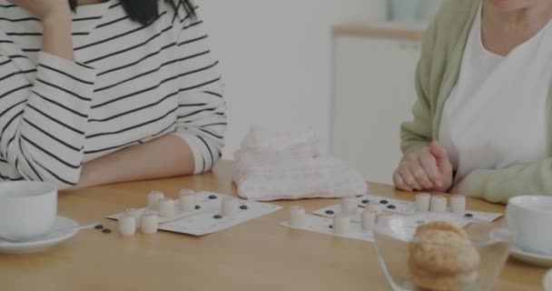 Moeder Dochter Gelukkig Biracial Familie Spelen Lotto Spel Lachen Praten — Stockvideo