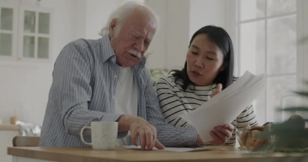 Yaşlı Adam Ilgili Genç Kadın Vergileri Sayıyor Faturaları Ödüyor Mutfakta — Stok video