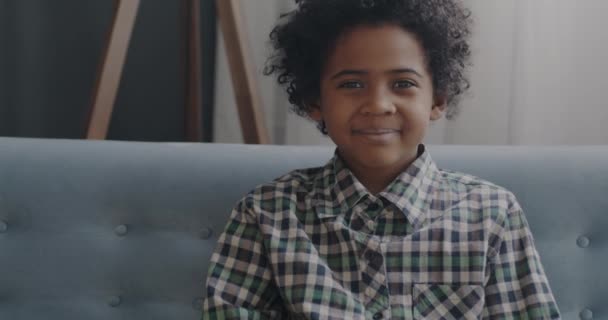 Porträtt Glada Afroamerikanska Barn Tittar Och Skrattar Kameran Hemma Underhållning — Stockvideo