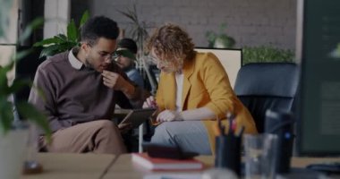 Erkek ve kadın meslektaşlar ortak çalışma merkezinde iş geliştirme hakkında fikir alışverişinde bulunuyorlar. İnsanlar ve başarılı takım çalışması konsepti.