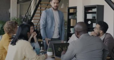 Kızgın patron bir grup çalışana modern ofisteki kötü işlerden şikayet ediyor. Şirket ilişkisi ve olumsuz duygu kavramı.