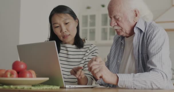 Älterer Mann Lernt Wie Man Laptop Benutzt Während Junge Asiatische — Stockvideo