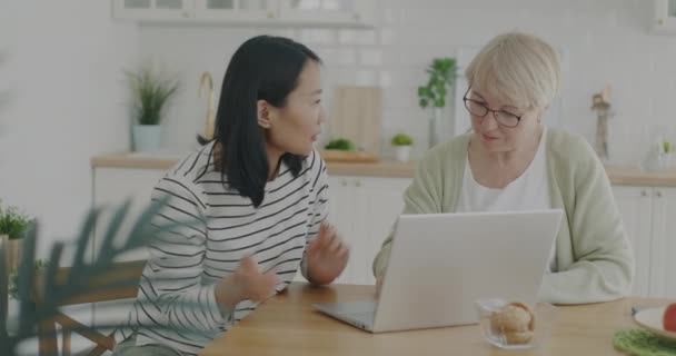 Mujer Jubilada Aprendiendo Usar Portátil Hablando Con Hija Cocina Apartamento — Vídeos de Stock