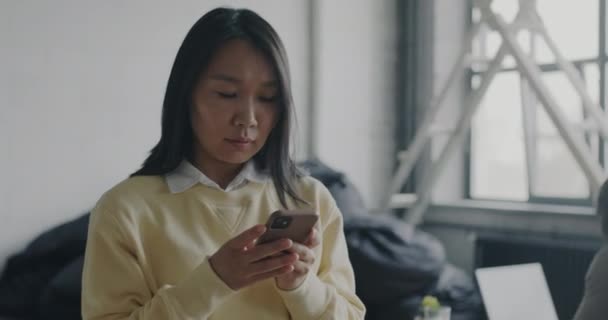 Zeitlupenporträt Einer Asiatischen Dame Die Büro Mit Dem Smartphone Geht — Stockvideo