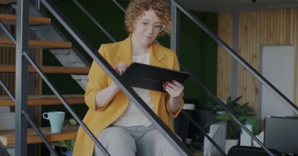 Nezávislý Podnikatel Používající Tablet Sedící Schodech Kanceláři Soustředil Line Obchodní — Stock video