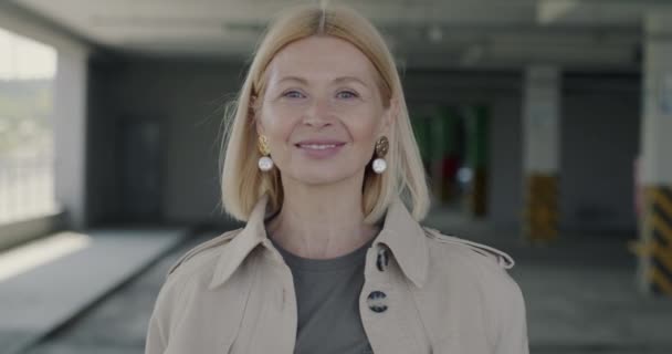 Zeitlupe Porträt Einer Fröhlichen Reifen Frau Lächelnd Allein Auf Dem — Stockvideo