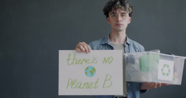 环保活跃分子的肖像没有带塑料的行星B标志和盒子 可在灰色背景下循环利用 人与环境保护概念 — 图库视频影像