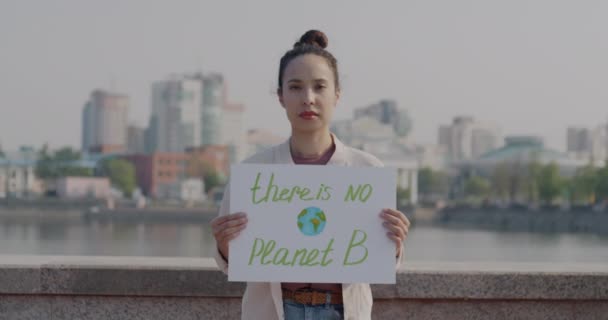 Přiblížit Portrét Vážné Biracial Žena Drží Neexistuje Žádná Planeta Prapor — Stock video