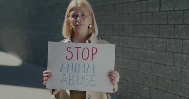 Retrato Una Mujer Madura Sosteniendo Letrero Stop Aminal Abuse Protegiendo — Vídeo de stock