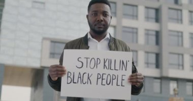 Siyah İnsanları Öldürmeyi Durduran Afrikalı Amerikalıların yavaş çekimde portresi. Şehirde ırkçılıkla mücadele ediyor. İnsan hakları ve ırk eşitliği kavramı.