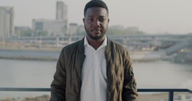 Afro-Amerikalı çevreci aktivistin portresi şehir arka planında Plastik Yok tabelası tutuyor. Çevre koruma ve ekoloji kavramı.