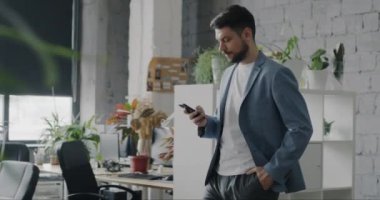 Ofiste akıllı telefon kullanarak iş adamlarının iş arkadaşlarıyla buluşması. Halk ve ortak çalışma merkezi kavramı.