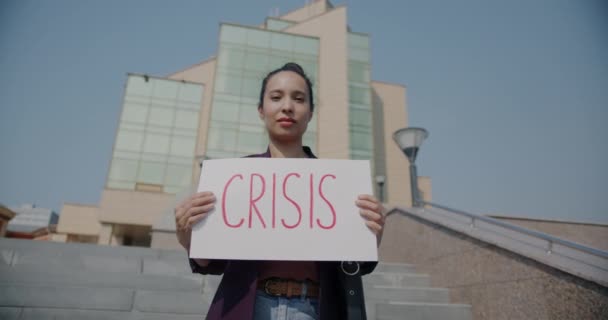 Modern Şehirde Tek Başına Duran Kriz Işareti Taşıyan Melez Genç — Stok video