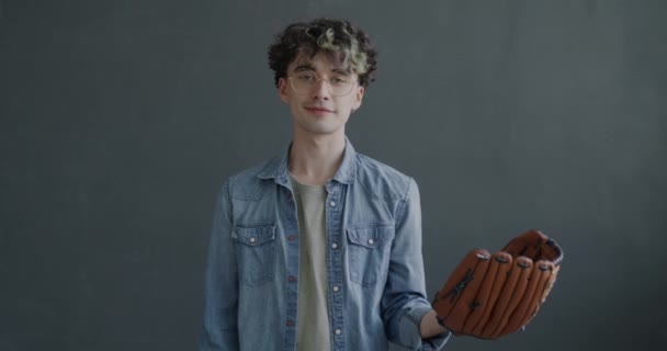 Портрет Молодого Человека Веселящегося Бейсбольной Перчаткой Мячом Стоящим Сером Фоне — стоковое видео