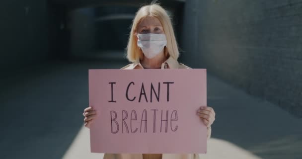 Портрет Повільного Руху Зрілої Блондинки Медичній Масці Обличчя Тримає Знак — стокове відео