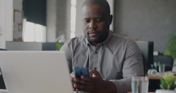 Afroamerikanische Mitarbeiter Die Sms Smartphone Nutzen Konzentrierten Sich Auf Die — Stockvideo