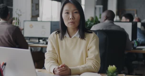 Lassú Mozgás Portré Fiatal Ázsiai Női Vállalkozó Számítógép Asztalánál Coworking — Stock videók