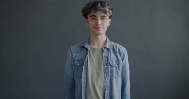 Portret Van Een Lachende Jongeman Met Een Appel Veganistisch Bord — Stockvideo