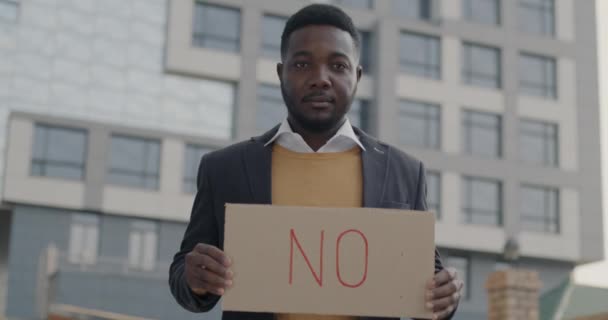Портрет Розчарованого Афро Американського Чоловіка Який Трясе Головою Тримаючи Знака — стокове відео