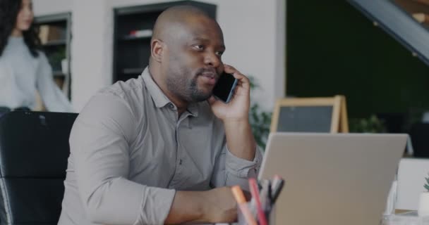 Erfolgreicher Afroamerikanischer Manager Der Klienten Handy Und Laptop Büro Berät — Stockvideo