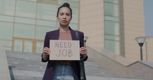 Retrato Senhora Desempregada Cidade Rua Segurando Sinal Precisa Trabalho Olhando — Vídeo de Stock