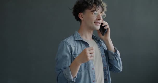 Glad Kille Student Talar Mobiltelefon Gest Njuter Samtal Grå Färg — Stockvideo
