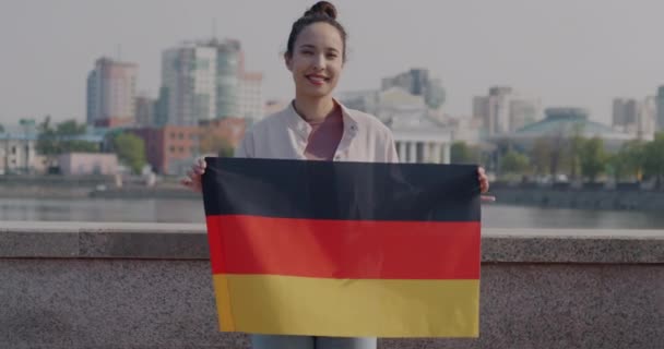 Portret Pięknej Dwurasowej Dziewczyny Machającej Niemiecką Flagą Narodową Uśmiechniętej Stojącej — Wideo stockowe