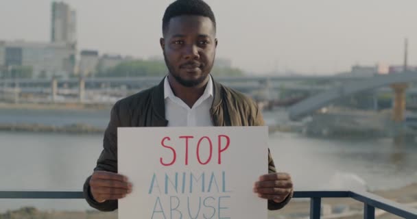 Vejetaryen Afro Amerikan Eylemci Elinde Hayvanları Durdurun Pankartı Ile Dışarıda — Stok video