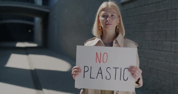 持无塑料标志防止污染促进城市循环利用的女性生态活动家慢动作肖像 人与生态概念 — 图库视频影像