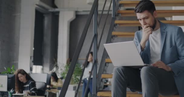 Portret Biznesmena Piszącego Laptopie Pracującego Online Schodach Biurze Dzielonym Nowoczesna — Wideo stockowe