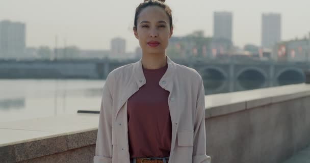 Zpomalený Portrét Mladé Ženy Zvedající Feministický Prapor Stojící Venku Nábřeží — Stock video