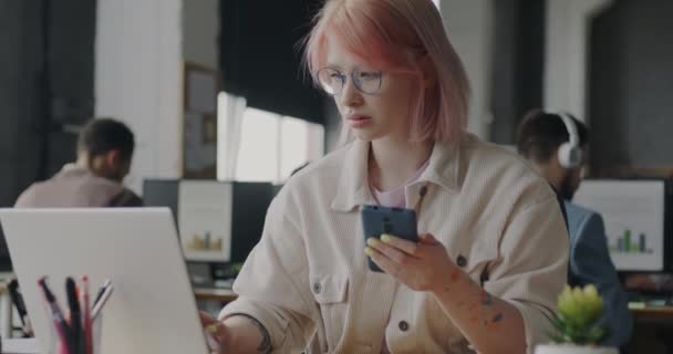 Fröhliche Junge Frau Mit Laptop Und Smartphone Coworking Platz Die — Stockvideo