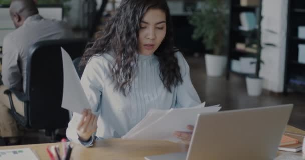 Asiatischer Unternehmer Der Mit Geschäftsdokumenten Arbeitet Und Laptop Computer Coworking — Stockvideo