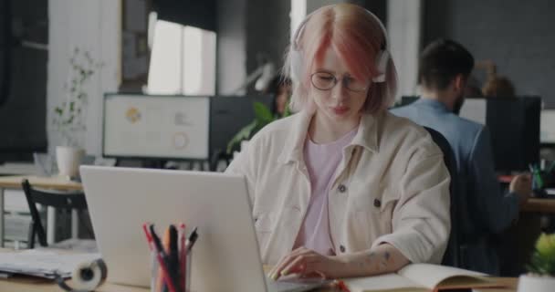 Fiatal Üzletasszony Videóhívást Kezdeményez Laptoppal Fejhallgatóval Modern Irodában Hölgy Bemutatja — Stock videók
