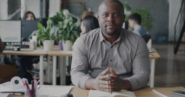 Portrait Homme Affaires Afro Américain Faisant Appel Vidéo Ligne Parlant — Video