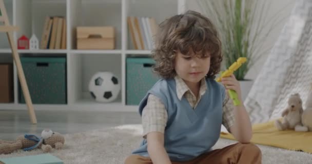 Roztomilý Chlapeček Hrající Stavebnicí Užívající Kreativní Hru Sedící Doma Podlaze — Stock video