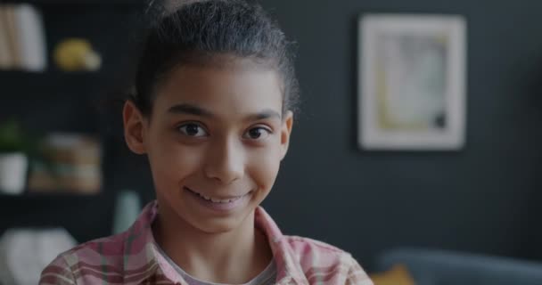 Portrait Une Jolie Fille Biraciale Adorable Enfant Debout Dans Appartement — Video