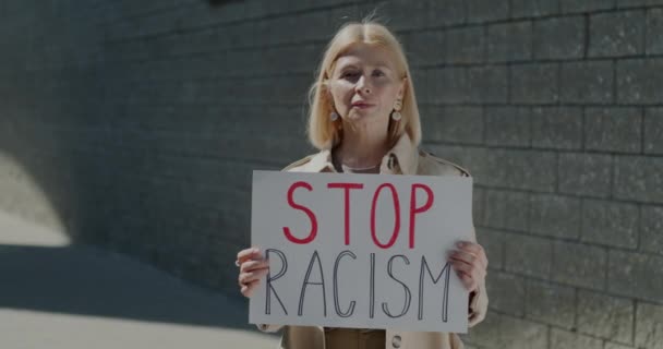 Αργή Κίνηση Πορτρέτο Της Ώριμης Επιχειρηματία Κρατώντας Stop Racism Σημάδι — Αρχείο Βίντεο