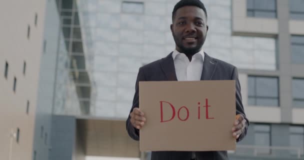 Gülümseyen Afro Amerikan Bir Adamın Elinde Posteri Var Gülümsemesi Motive — Stok video