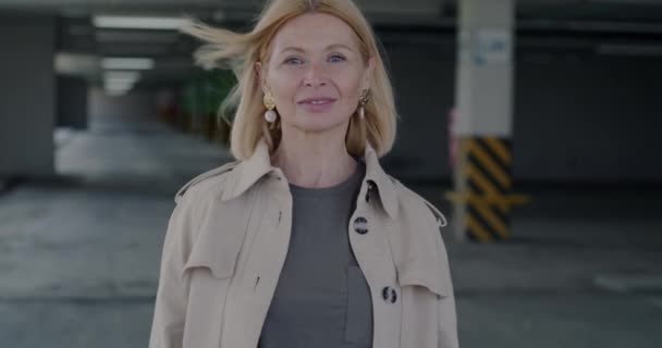 Portræt Munter Moden Dame Vinke Hånd Smilende Stående Moderne Parkeringsplads – Stock-video