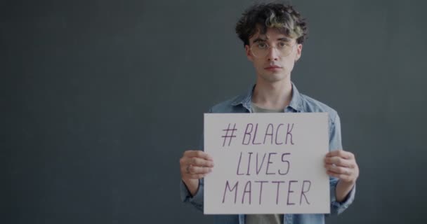 Retrato Câmera Lenta Homem Caucasiano Segurando Sinal Black Lives Matter — Vídeo de Stock