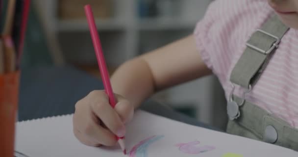 Крупный План Очаровательной Маленькой Девочки Рисующей Красивую Картину Карандашами Помещении — стоковое видео