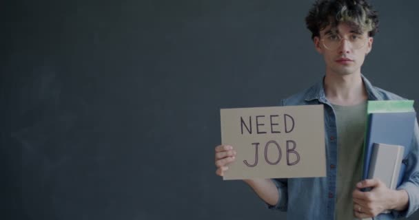 Långsam Rörelse Porträtt Arbetslösa Unga Man Som Håller Behöver Jobbskylt — Stockvideo
