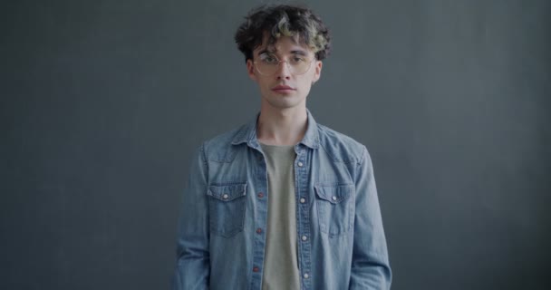 Slow Motion Portret Van Jonge Man Raisen Het Onze Toekomst — Stockvideo