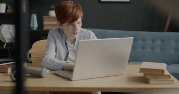 Intelligent Kind Werken Met Laptop Computer Typen Geconcentreerd Educatieve Internet — Stockvideo