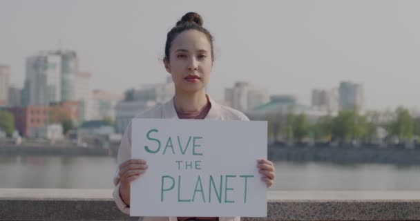 Retrato Una Activista Ecológica Que Sostiene Bandera Planet Luchando Contra — Vídeo de stock