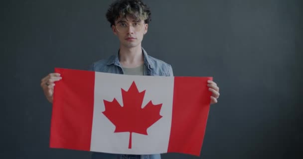 Retrato Câmara Lenta Jovem Acenar Com Uma Bandeira Nacional Canadiana — Vídeo de Stock