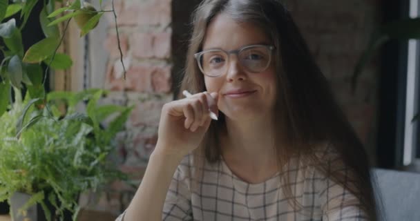 Kafede Oturmuş Kameraya Bakıp Gülümseyen Başarılı Genç Bayan Dijital Tasarımcının — Stok video
