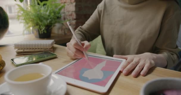 Kvinna Teckning Färgglada Porträtt Med Hjälp Grafik Tablett Njuter Digital — Stockvideo