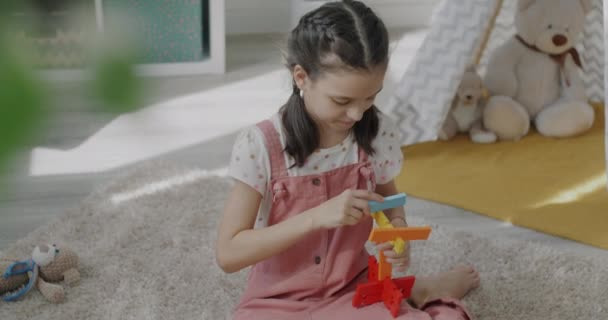 Šťastné Dítě Sedí Doma Pohodlném Koberci Hraje Moderní Dřevěnou Hračkou — Stock video